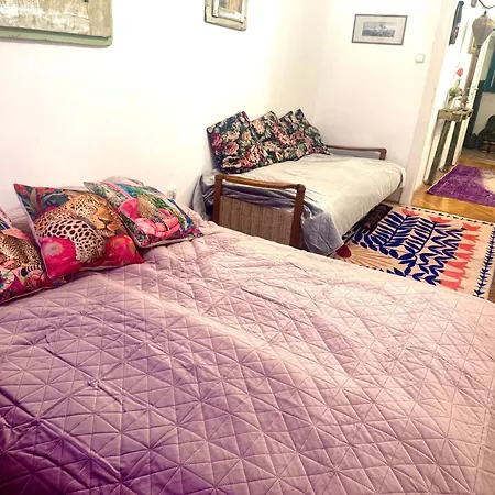 Cozy Arty Flat Near The Castle