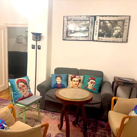 Cozy Arty Flat Near The Castle Apartmán *