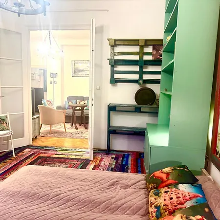 Cozy Arty Flat Near The Castle