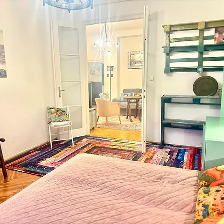 Cozy Arty Flat Near The Castle
