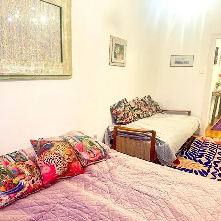 Cozy Arty Flat Near The Castle Apartmán